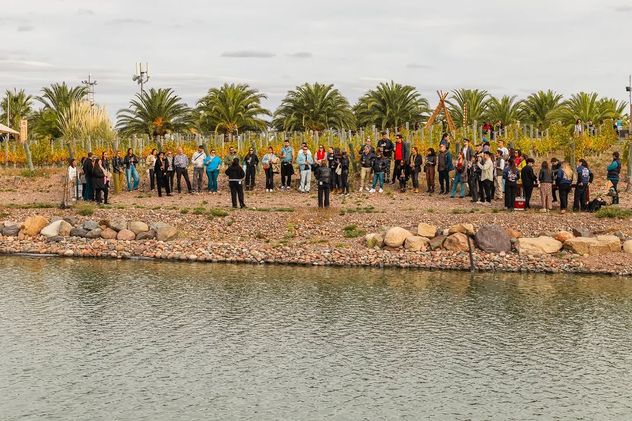 Wine Rock Sessions 2026 propone una jornada donde el vino es el protagonista, la gastronomía acompaña y la música completa una vivencia pensada para disfrutar en conexión con el paisaje y la cultura vitivinícola. 