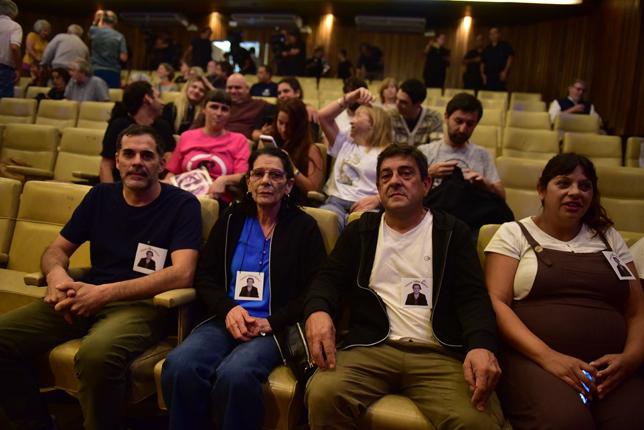 Rodolfo Reyes (el segundo desde la derecha) junto a demás familiares en la sala de Tribunales Federales.  