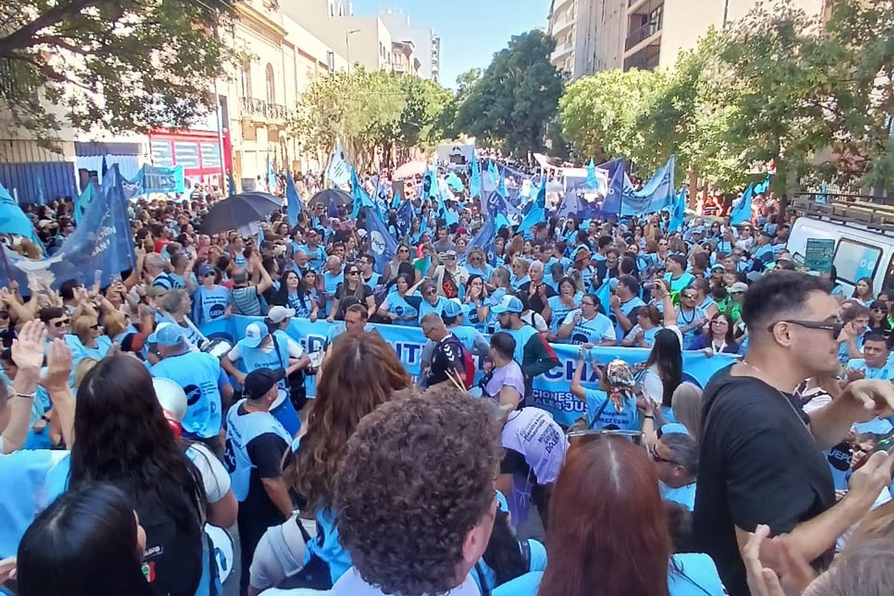 La UEPC marchó este miércoles por las calles céntricas de la ciudad de Córdoba, en reclamo de una nueva oferta salarial por parte de la Provincia. (Pedro Castillo) 