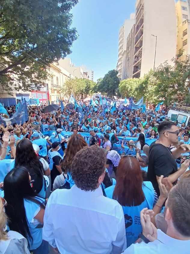 La UEPC marchó por las calles de la ciudad en rechazo a la oferta salarial del Gobierno.