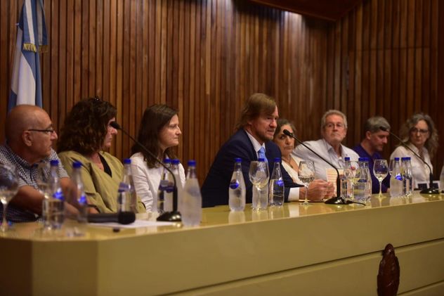 Conferencia de prensa del juez Miguel Hugo Vaca Narvaja y el Equipo Argentino de Antropología Forense donde informaron los nombres de las personas identificadas en las fosas comunes.