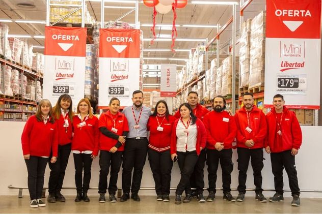 Personal de uno de los hipermercados Libertad (Archivo). 