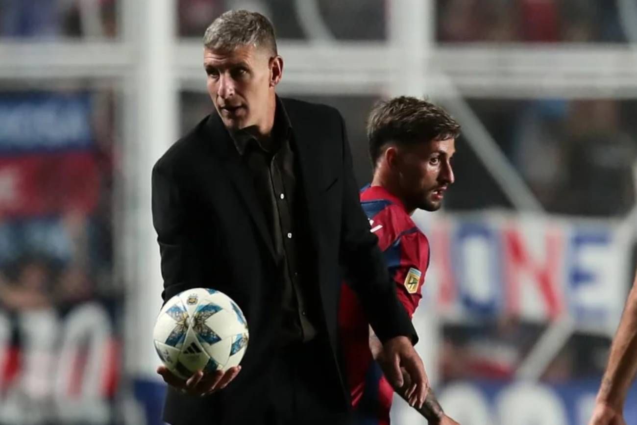 Martín Palermo se acerca a San Lorenzo.