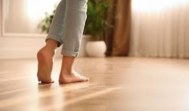 Qué pasa en tu cuerpo cuando caminás descalzo en casa.