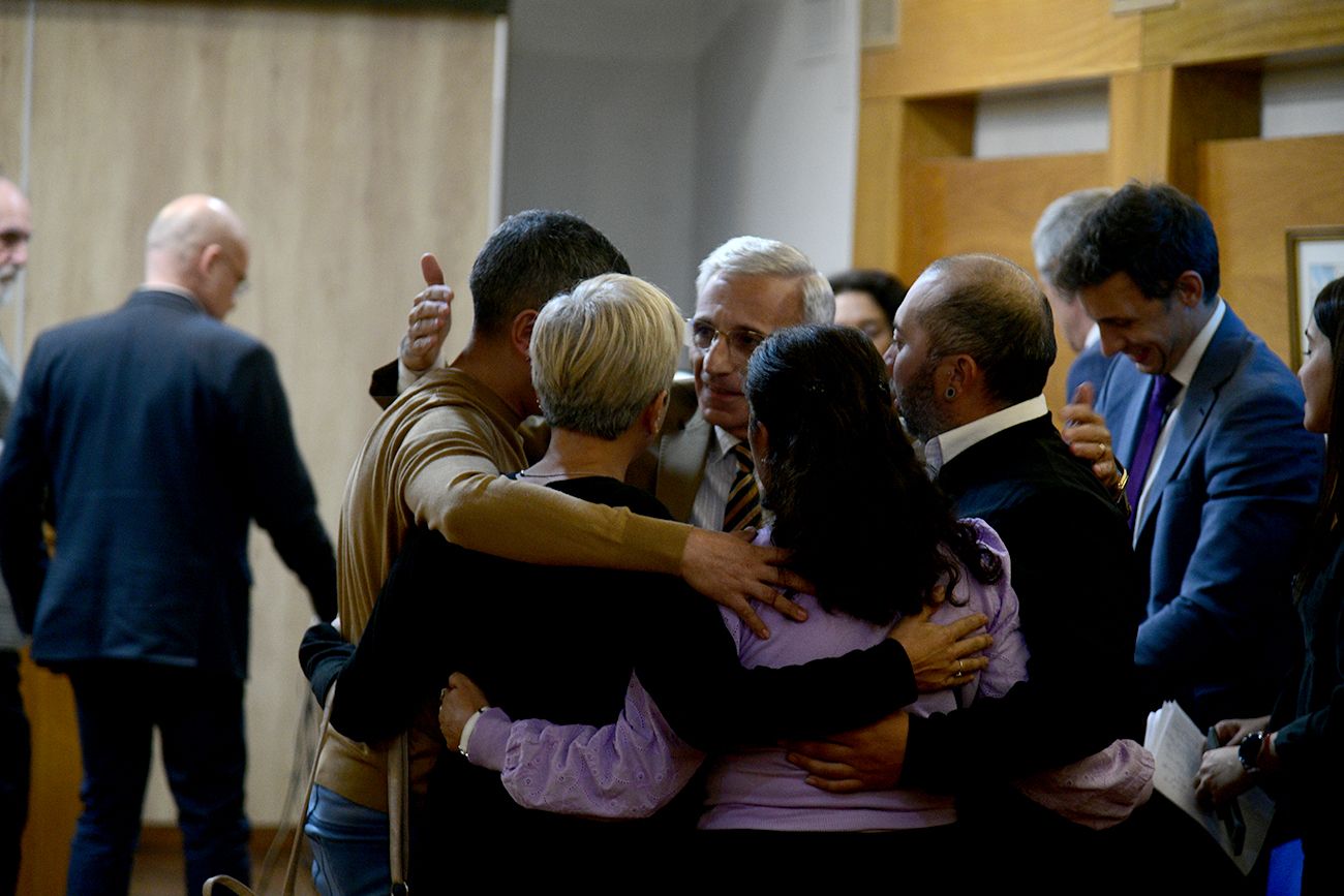 Cierre. Los familiares del remisero fallecido se abrazan con el abogado que los representó en el juicio en Córdoba.. (La Voz)