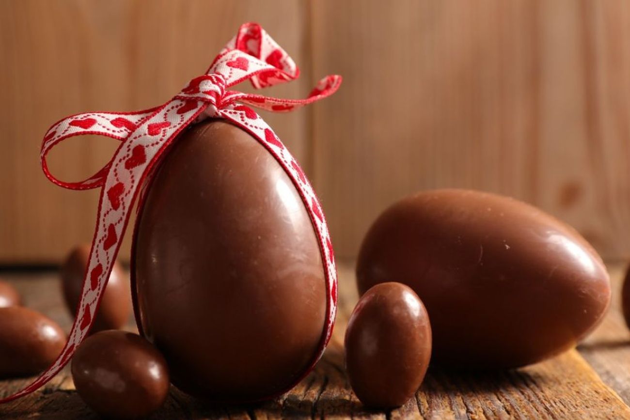 Ya las gondolas de los supermercados muestran gran variedad de huevos de Pascuas y precios.
