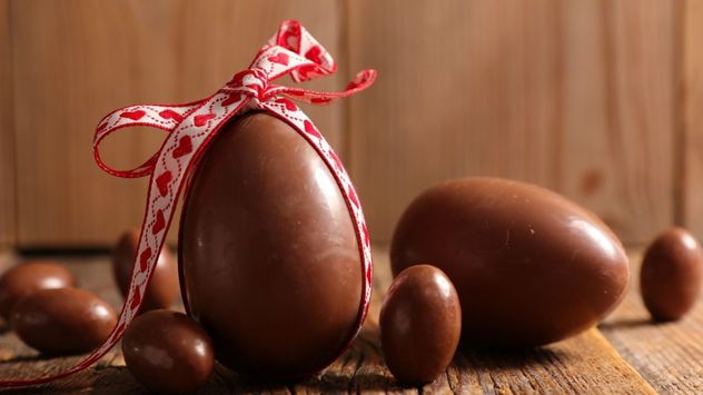 Ya las gondolas de los supermercados muestran gran variedad de huevos de Pascuas y precios.