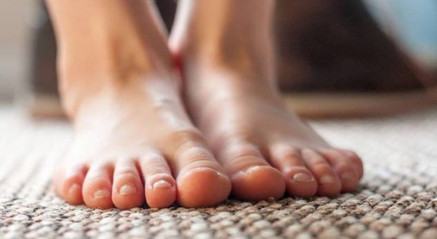 Qué pasa en tu cuerpo cuando caminás descalzo en casa.