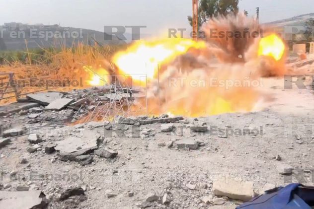 El momento en que dos periodistas de RT resultaron heridos en un ataque israelí en el sur del Líbano