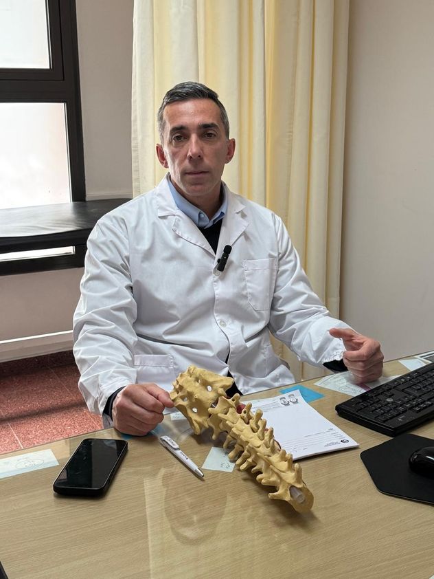 Dr. Lucas León. Especialista en ortopedia y traumatología. Cirujano de columna y miembro titular de la Sociedad Argentina de Patología de la Columna Vertebral.