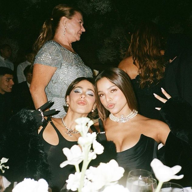 Tini Stoessel y Emilia Mernes.