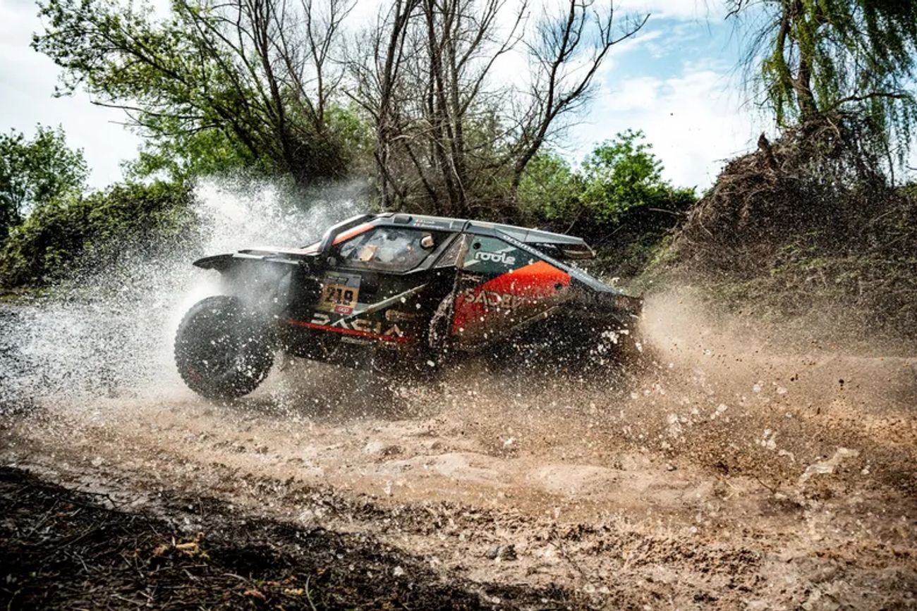 Con caminos muy difíciles por las condiciones del piso y la lluvia, Sebastien Loeb pudo imponer condiciones y es el nuevo líder de la general en autos. 