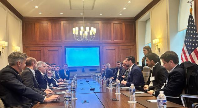Llaryora y los empresarios cordobeses en Washington, en la sede de la Cámara de Comercio de Estados Unidos, reunidos con autoridades de esa institución. Fue en la gira organizada por la delegación Córdoba de la Cámara de Comercio de Estados Unidos en Argentina (Amcham).