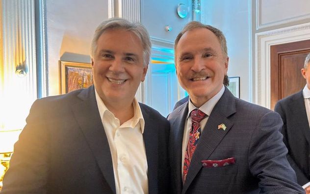 El Gobernador Martín Llaryora con Peter Lamelas, embajador de Estados Unidos en Argentina; en una de las actividades de la Argentina Week en Nueva York. Llegó allá en el marco de la organizada por la delegación Córdoba de la Cámara de Comercio de Estados Unidos en Argentina; junto a 13 empresarios. (Foto: Gobierno de Córdoba)