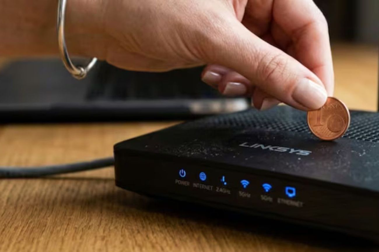 Lo dicen los expertos: ¿sirve poner una moneda arriba del router?