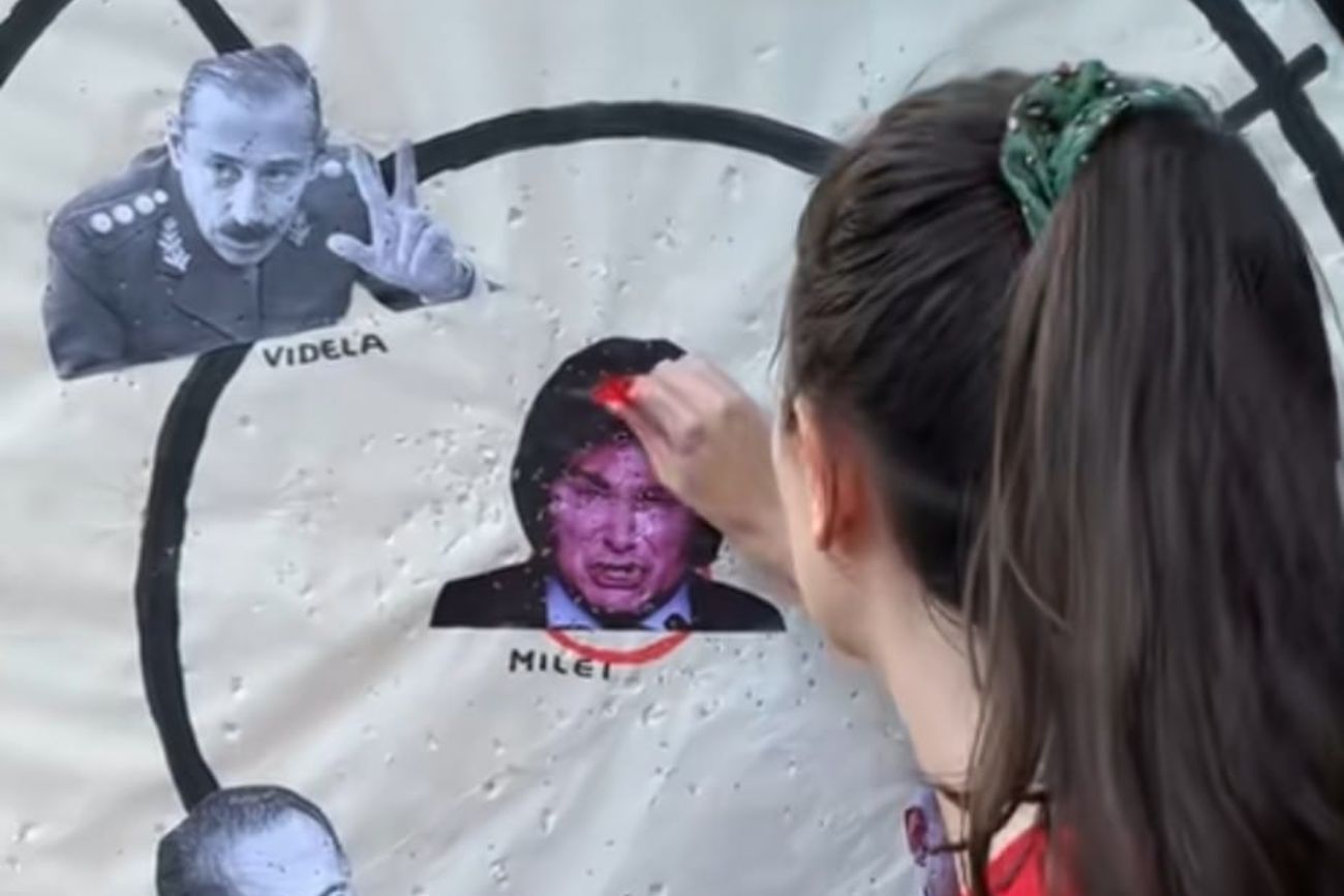 Polémica en la Facultad de Medicina de la UBA por un “juego” de dardos con la imagen de Milei como blanco.
