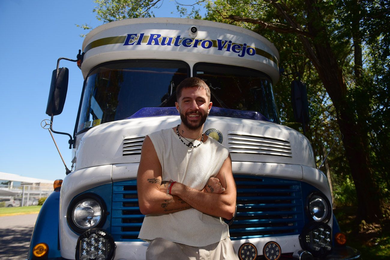 Benja Torres, músico que viaja por todo el país en un motorhome hecho en un viejo colectivo 1114. 