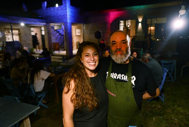 Alejandro Nitu Digiglio y Maru en su restaurant Santa Doma en San Javier, en el Valle de Traslasierra (Javier Ferreyra / La Voz) 