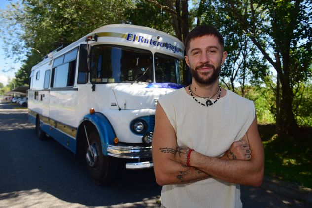 Benja Torres, músico que viaja por todo el país en un motorhome hecho en un viejo colectivo 1114. 