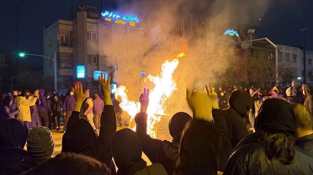 Iraníes asisten a una protesta antigubernamental en Teherán, Irán, el viernes 9 de enero de 2026. (UGC vía AP)
