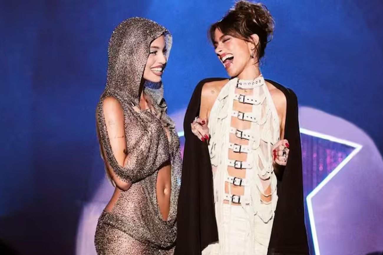 Tini Stoessel y Emilia Mernes.