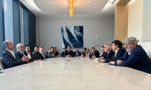 Llaryora preside una reunión con altos ejecutivos y economistas del JP Morgan, el mayor banco del mundo, en la nueva sede de la entidad en Nueva York. Lo acompaña la comitiva de la gira organizada por Amcham a Estados Unidos. El encuentro fue uno de los tantos en los que se expuso la mirada del mercado y los grandes inversores sobre Argentina. Junto al Santander, el JP Moran gestionó la colocación del último bono provincial por U$S 800 millones.