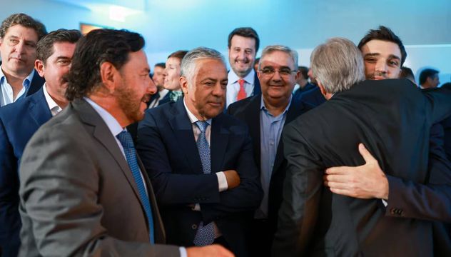 Los gobernadores Carlos Sánez (Salta; a la izquierda), Rolando Figueroa (detrás; Neuquén), Alfredo Cornejo (Mendoza), Raúl Jalil (Catamarca) e Ignacio Torres (Chubut) saludan a Matín Llaryora en el cóctel de cierre de la Argentina Week organizado por Amcham, en Nueva York (gentileza Amcham)