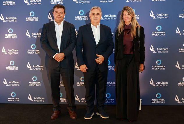 Gustavo Campos, presidente de la delegación Córdoba de la Cámara de Comercio de Estados Unidos en Argentina; Martín Llaryora y Ana Luz Fundaró, gerente de la delegación, en el cóctel de cierre de la Argentina Week en Nueva York, organizado por la cámara.