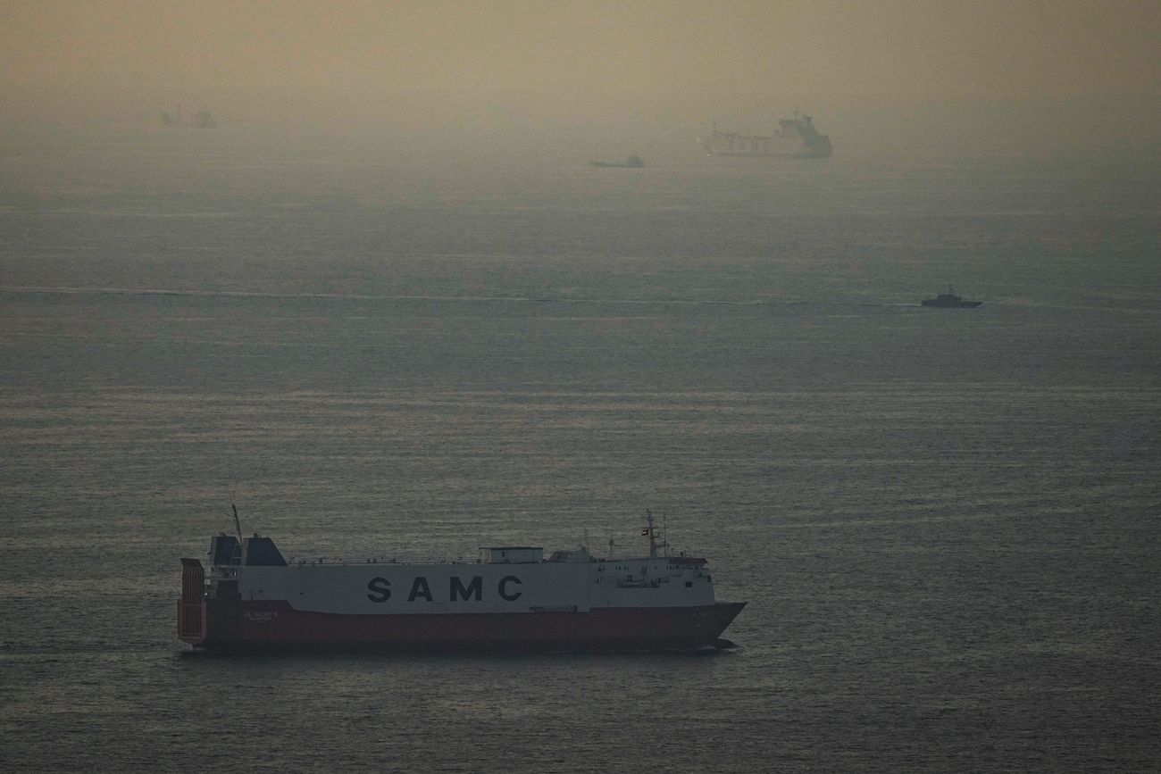 Los buques de carga navegan en el Golfo Pérsico hacia el Estrecho de Ormuz en los Emiratos Árabes Unidos, jueves 19 de marzo de 2026. (Foto AP)