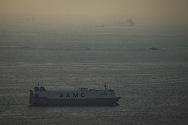 Los buques de carga navegan en el Golfo Pérsico hacia el Estrecho de Ormuz en los Emiratos Árabes Unidos, jueves 19 de marzo de 2026. (Foto AP)