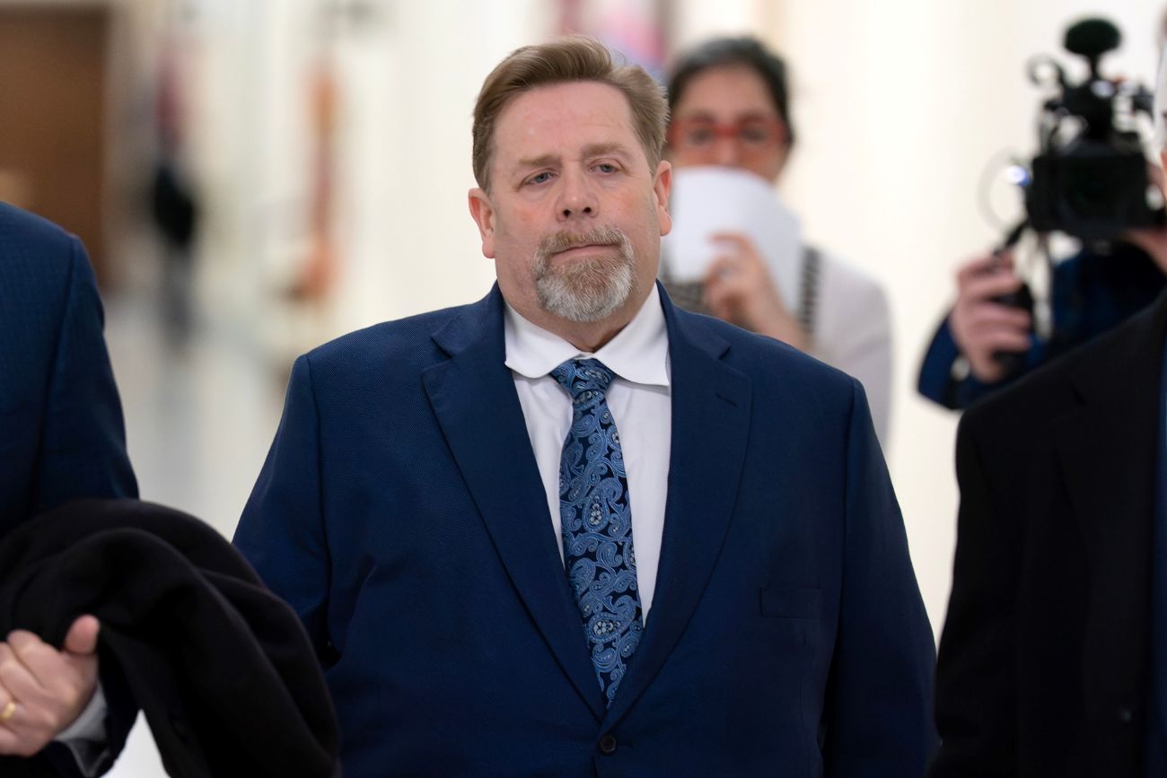 Darren K. Indyke, exabogado de Jeffrey Epstein, llega para prestar declaración ante el Comité de Supervisión de la Cámara de Representantes en el Capitolio, el jueves 19 de marzo de 2026, en Washington. (AP)