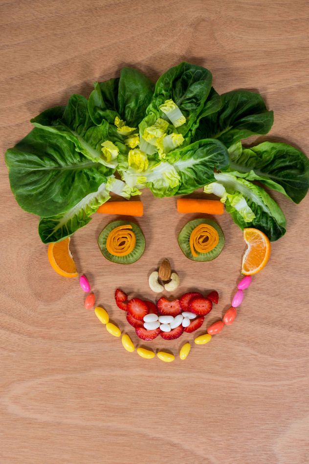 La dieta Mind (Intervención Mediterránea-DASH para el Retraso Neurodegenerativo) es un plan alimenticio diseñado para mejorar la salud cerebral y reducir el riesgo de Alzheimer. 