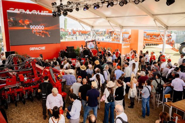 La jornada finalizó en el stand de la marca, donde los clientes pudieron conocer de cerca la imponente sembradora 90.000 Air Drill.