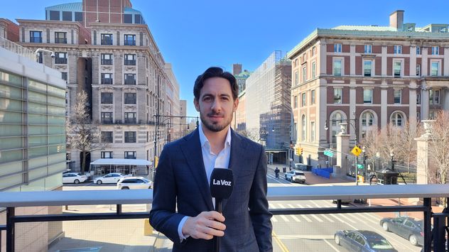 El economista Alejo Czerwanka, docente en la universidad neoyorquina de Columbia y analista del banco UBS; en el campus de la casa de estudios.