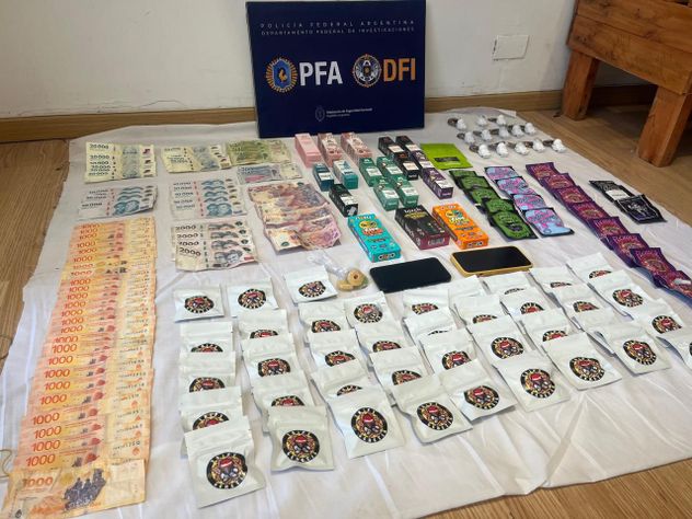 Allanamientos con secuestro de drogas y cráneos humanos. (PFA)