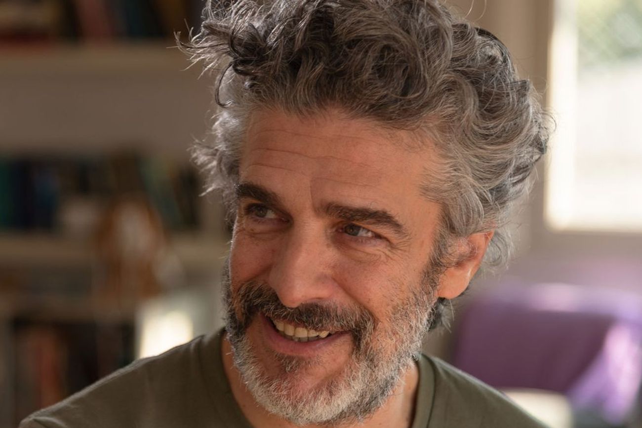 El presente de Julia Sbaraglia: perfil bajo, pasión por el diseño y el sólido vínculo con su padre.
