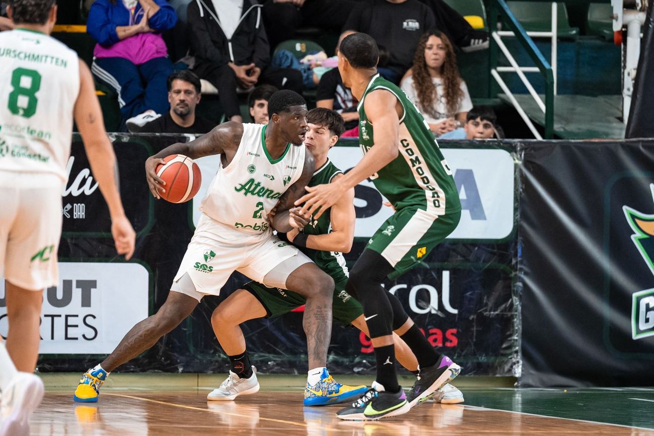 Danjel Purifoy fue uno de los destacados de Atenas en la derrota del miércoles ante Gimnasia en Comodoro Rivadavia, que complica su andar en la Liga Nacional. (Prensa Gimnasia)