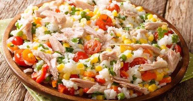 Arroz con atún cremoso: la receta fácil y económica para el almuerzo.