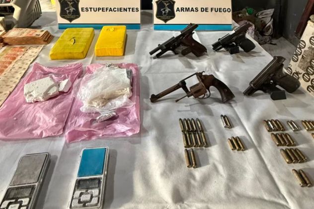 La Policía secuestró más de cuatro kilos de cocaína y más de 31 kilos de marihuana, además de plantas de gran tamaño y dosis fraccionadas listas para la venta.