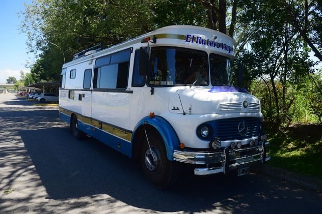 Benja Torres, músico que viaja por todo el país en un motorhome hecho en un viejo colectivo 1114. 