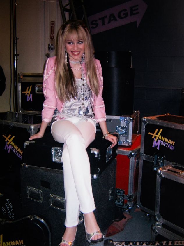 Una joven Miley Cyrus en el set de Hannah Montana hace 20 años.