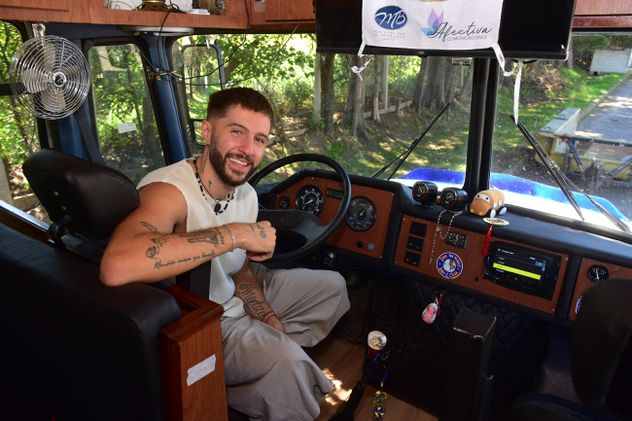 Benja Torres, músico que viaja por todo el país en un motorhome hecho en un viejo colectivo 1114. 