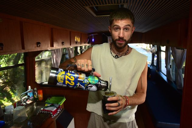 Benja Torres, músico que viaja por todo el país en un motorhome hecho en un viejo colectivo 1114. 