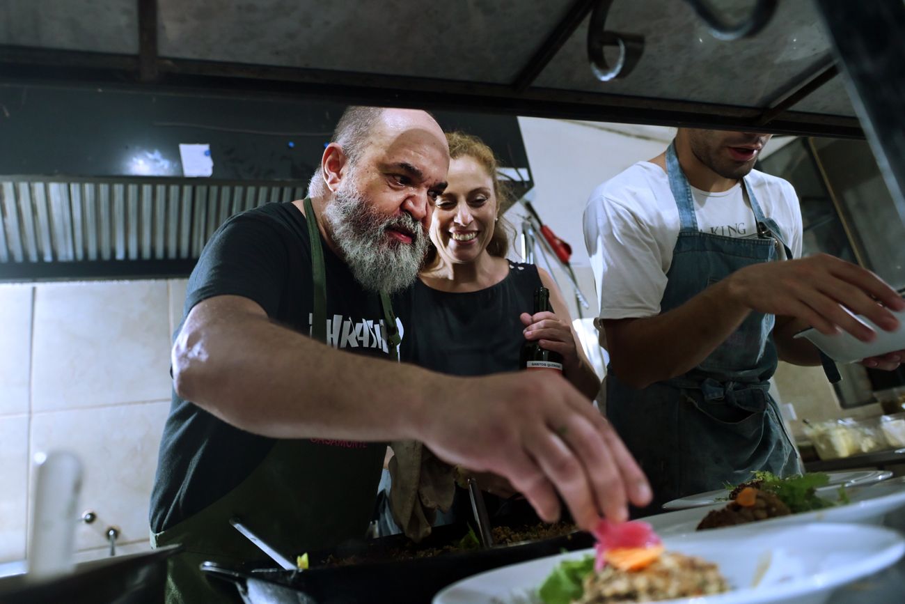 Alejandro Nitu Digiglio y Maru en su restaurant Santa Doma en San Javier en el Valle de Traslasierra (Javier Ferreyra / La Voz) 