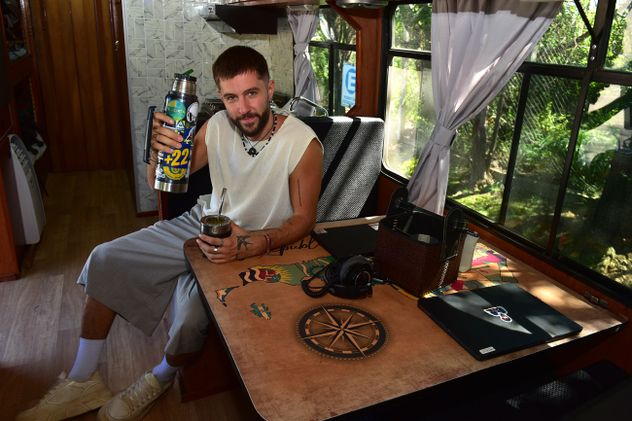 Benja Torres, músico que viaja por todo el país en un motorhome hecho en un viejo colectivo 1114. 