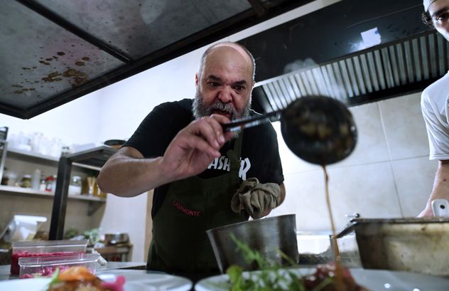 Alejandro Nitu Digiglio y Maru en su restaurant Santa Doma en San Javier en el Valle de Traslasierra (Javier Ferreyra / La Voz) 