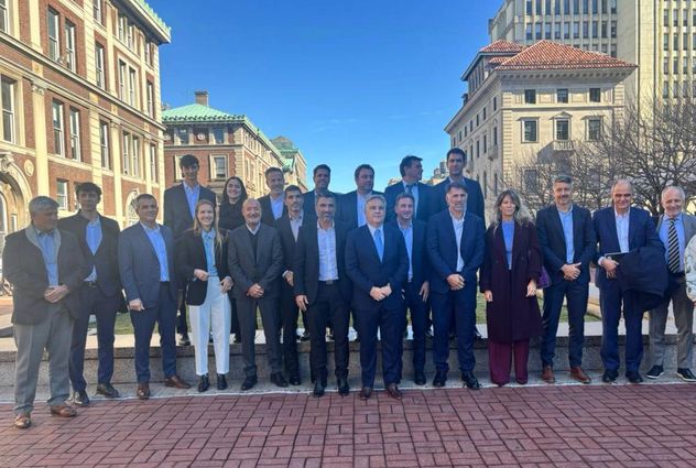 Delegación de la gira a Nueva York y Whashington organizada por la delegación Córdoba de la Cámara de Comercio de Estados Unidos en Argentina, con participación de Martín Llaryora, autoridades de AmCham y 13 empresarios. Aquí en el campus de la Universidad de Columbia.