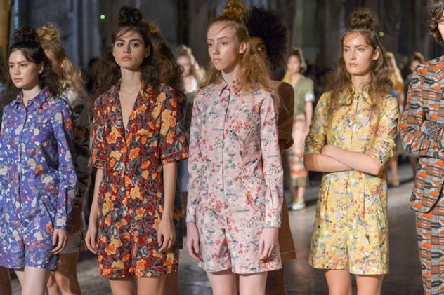 Por qué la ropa vuelve a estar de moda cada 20 años, según la ciencia.