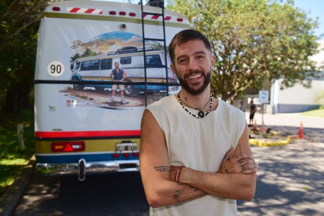 Benja Torres, músico que viaja por todo el país en un motorhome hecho en un viejo colectivo 1114. 