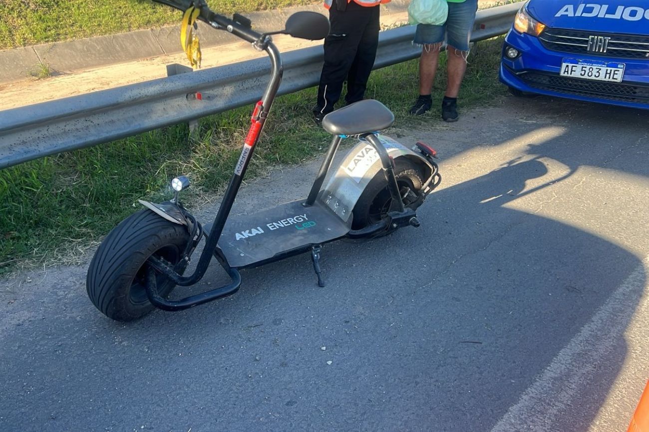 Circulaba en scooter por la Circunvalación de Córdoba y fue sancionado por la Policía Caminera